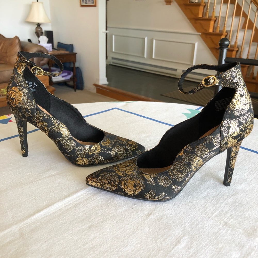 Christian Siriano Black/Gold Printed Strap Heels